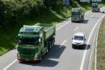 Volvo Kippersattelzüge von Addor Gstaad die unterwegs zum Trucker Festival sind am 28.6.24 auf der A8 in Matten b.