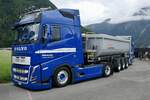 Ein Volvo FH Kippersattelzug von Baltensperger der am 30.6.24 beim Trucker Festival Interlaken steht.