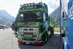 Ein Volvo FH Kippersattelzug von Addor Gstaad der am 14.7.24 beim Trucker Treffen in Ambri steht.