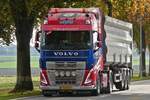 Volvo FH, Kippersattelzug, von Weyma aufgenommen auf einer Landstraße.