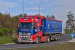 Volvo FH Kippersattelzug, von Weyma, verlässt den Kreisverkehr in Richtung belgischer Grenze.