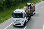 Ein FH Holztransporter von Egli Transporte am 28.6.24 auf dem Weg zum Trucker Festibal auf der A8 in Matten b.
