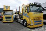 Ein Scania und ein Volvo Holztransporter von Zgraggen die am 30.6.24 beim Trucker Festival in Interlaken stehen.