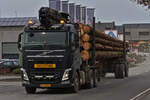 Volvo FH Holztransporter, gesehen in Marnach.