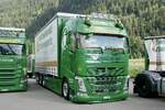 Ein Volvo FH mit Pritschenaufbau von Raschle AG der am 14.7.24 beim Trucker Treffen in Ambri steht.