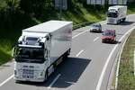 Volvo Sattelzüge von Lagerhaus Lohn am 28.6.24 auf dem Weg zum Trucker Festival auf der A8 in Matten b.
