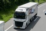 Weiterer Volvo Sattelzug von Laura Hagens der am 28.6.24 unterwegs zum Trucker Festival ist auf der A8 in Matten b.