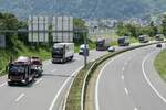 MB Actros Autotransporter und diverse LKW von Galliker die am 28.6.24 auf dem Weg zum Trucker Festival sind auf der A8 in Matten b. Interlaken.