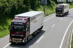 Zwei Volvo Sattelzüge von Galliker die am 28.6.24 auf dem Weg zum Trucker Festival sind auf der A8 in Matten b. Interlaken.