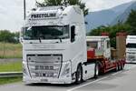 Ein Volvo FH Sattelzug von Precycling am 28.6.24 in Bönigen.