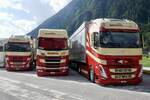 Zwei Volvo und ein Scania Sattelzüge von Interspan die am 14.7.24 beim Trucker Treffen in Ambri stehen.