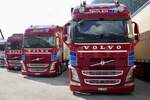 Drei Volvo FH von Sidler Transporte die am 14.7.24 beim Trucker Treffen in Ambri stehen.