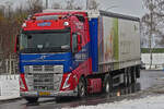 Volvo FH Sattelzug, aufgenommen beim Verlassen des Kreisverkehrs.