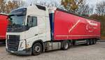 =Volvo 460 FH-Sattelzug unterwegs mit einem Auflieger von HEINLOTH-Logistic rastet im November 2024 an der A 7