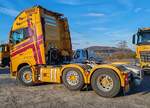 =Volvo-Sattelzugmaschine von WEIDER-Erdarbeiten steht im Januar 2024 in Fulda