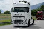 Eine Volvo FH Zugmaschine von Precling die am 28.6.24 aufs Gelände des Trucker Festival fährt in Bönigen.