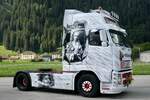 Eine Volvo FH Zugmaschine in speziellem Design am 14.7.24 beim Trucker Treffen in Ambri.