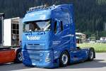 Die Volvo FH Zugmaschine von Studer Transporte die am 14.7.24 beim Trucker Treffen in Ambri steht.