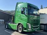 Eine Volvo FH Zugmaschine von Traveco die am 21.9.24 beim Truckcenter in Winterthur steht.