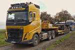 Volvo FH 16, Schwerlastsattelzug, transportiert das Zwischenteil der beiden Raupenantriebe des Demag Schwerlastkranes. 25.10.2025