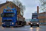 Schwertransport Begleitfahrzeug und Schwertransporter warten auf das zweite beladene Fahrzeug, mit einem Betonschwimmsteg der Marina Systeme GmbH.