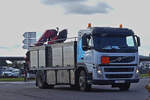 Volvo FM mit Sonderaufbau, fährt in einen Kreisverkehr ein.