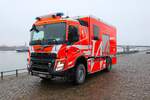 BF Wiesbaden Volvo FMX GW-Wasserrettung am 31.12.24 beim Silvesterschwimmen in Mainz