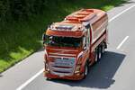 Ein Volvo FH Tankwagen von Addor Gstaad am 28.6.24 unterwegs zum Trucker Festival auf der A8 in Matten b.