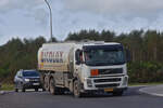 Volvo FM Lkw, mit Tankaufbau auf dem Weg zu einem Kunden.