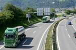 Mehrere LKWs von Traveco die am 28.6.24 auf dem Weg zum Trucker Festival sind auf der A8 in Matten b. Interlaken.