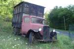 Am 25.07.2009 sah ich in Frankreich, in der Nhe von Sarlat in der Dordogne diesen Oldtimer von einem Citroen am Strassenrand abgestellt. Ein Fahrzeugtyp war nicht festzustellen.