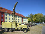 Blick auf die Fahrzeugsammlung im Museum für Luftverteidigung in Koszalin (Köslin). Im Vordergrund steht ein Kraz-255 mit Radar-Höhenfinder PRW-9 (1RL19) Zofia. (September 2024)

