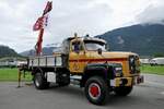 Ein Saurer mit Pritschenaufbau der am 30.6.24 beim Trucker Festival in Interlaken steht.