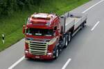 Ein Scania Sattelzug von SDL AG am 28.6.24 auf dem Weg zum Trucker Festival auf der A8 in Matten b. Interlaken.