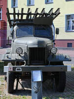 Auf diesem ZIL-157 Lastkraftwagen ist ein Mehrfachraketenwerfer vom Typ BM-13 installiert. (Museum für Luftverteidigung Koszalin (Köslin), September 2024)