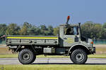 Ein Mercedes-Benz Unimog der Bird Control Unit ist hier im September 2024 auf dem Airbase in Kleine-Brogel unterwegs.