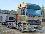 Ein Mercedes-Benz Actros der 1. Generation ist hier auf der Airbase in Kleine-Brogel abgestellt, so gesehen im September 2024.