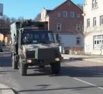 Am 07.03.2011 kam mir dieser Bundeswehr-Unimog vor die Linse. Er fuhr auf der Oberfrohnaer Straße in Chemnitz-Rabenstein. Weiß jemand was das für eine Kiste auf der Stoßstange ist?