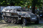 Dieser mittlere Schützenpanzerwagen Sd.Kfz.251/6, Ausführung C ist Teil der Ausstellung im Waffenmuseum Kołobrzg (Kolberg), so gesehen im September 2024.