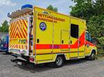 =Iveco Daily als Rettungswagen vom Rettungszentrum Bundeswehr Hamburg steht auf dem Parkgelände der Rettmobil 2024 in Fulda.