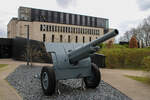 Geschütz an der Gedenkstätte Mémorial de Verdun mit Museum im Hintergrund.