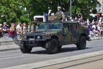 Hummer HMMWV, der luxemburgischen Armee, fhrte die Fahrzeugkolonne bei der Militrparade zum Nationalfeiertag in Luxemburg an.