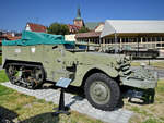 Dieses Halbkettenfahrzeug M3 (Half-track M3) war Anfang September 2024 Teil der Ausstellung im polnischen Waffenmuseum Kołobrzg (Kolberg).