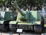 Die gepanzerte Selbstfahrlafette ISU-152 wurde zur Zeit des Zweiten Weltkrieges in der Sowjetunion entwickelt und von 1943 bis 1946 gebaut. (Waffenmuseum Kołobrzg (Kolberg), September 2024)