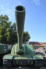 Die gepanzerte Selbstfahrlafette ISU-152 wurde zur Zeit des Zweiten Weltkrieges in der Sowjetunion entwickelt und von 1943 bis 1946 gebaut. (Waffenmuseum Kołobrzg (Kolberg), September 2024)