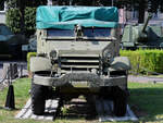 Dieses Halbkettenfahrzeug M3 (Half-track M3) war Anfang September 2024 Teil der Ausstellung im polnischen Waffenmuseum Kołobrzg (Kolberg).