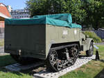 Dieses Halbkettenfahrzeug M3 (Half-track M3) war Anfang September 2024 Teil der Ausstellung im polnischen Waffenmuseum Kołobrzg (Kolberg).