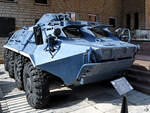 Dieser Schützenpanzerwagen BTR-60 PB hat das Farbkleid der Milicja Obywatelska, was von 1944 bis 1990 der offizielle Name der Polizei in Polen war. (Waffenmuseum Kołobrzg (Kolberg), September 2024)