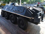 Dieser Schützenpanzerwagen BTR-60 PB hat das Farbkleid der Milicja Obywatelska, was von 1944 bis 1990 der offizielle Name der Polizei in Polen war. (Waffenmuseum Kołobrzg (Kolberg), September 2024)