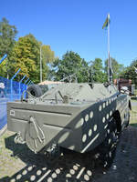 Heckansicht des voll amphibischen Spähpanzers BRDM-1, mit der charakteristischen Abdeckung für den Wasserstrahlantrieb. (Museum für Luftverteidigung Koszalin (Köslin), September 2024)